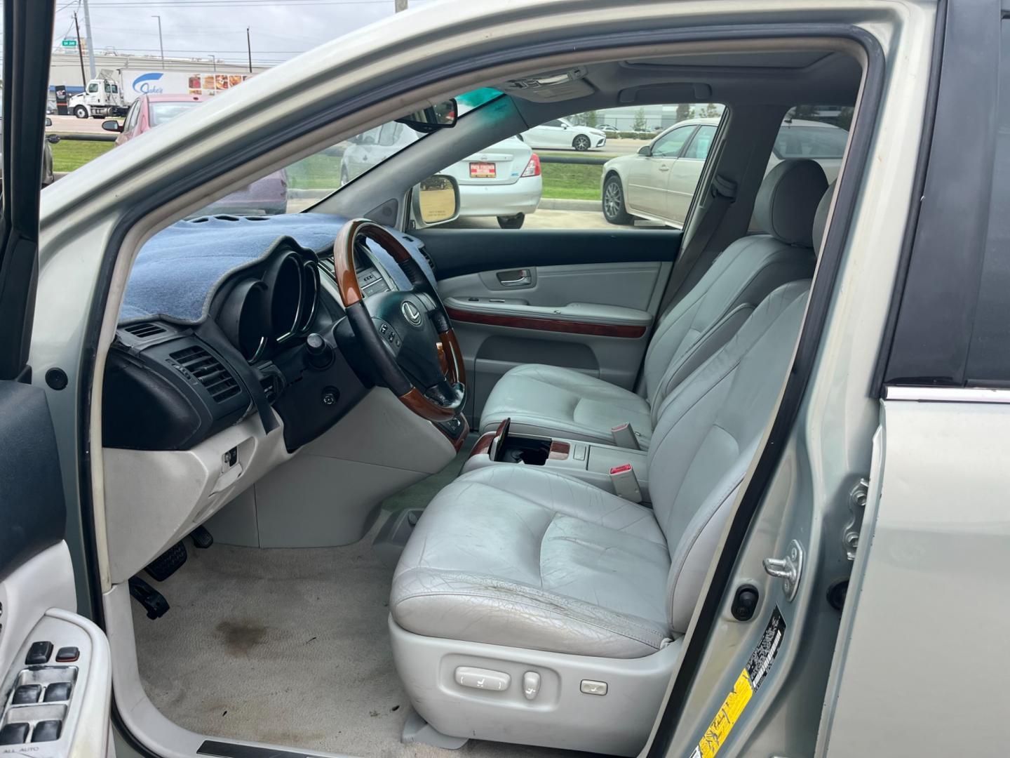 2004 SILVER /TAN Lexus RX 330 (JTJGA31U340) with an 3.3 engine, Automatic transmission, located at 14700 Tomball Parkway 249, Houston, TX, 77086, (281) 444-2200, 29.928619, -95.504074 - Photo#8